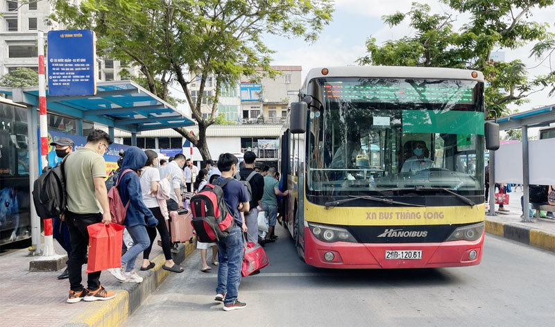 Ngày cuối cùng của kỳ nghỉ lễ 30/4 - 1/5, giao thông cửa ngõ Hà Nội bất ngờ thông thoáng - Ảnh 16