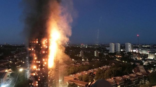 Cháy chung cư ở London: Hàng trăm người còn mắc kẹt - Ảnh 1