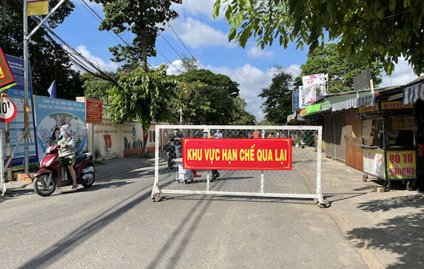 TP Hồ Chí Minh: Tiểu thương chợ tự phát lúng túng trong ngày đầu thực hiện Chỉ thị 10 - Ảnh 3