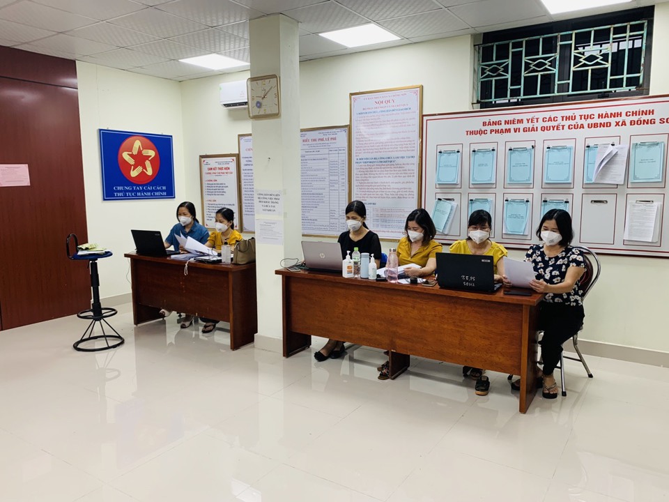 Bắc Giang: Hàng nghìn giáo viên ngày tham gia chống dịch, tối lên lớp dạy trực tuyến - Ảnh 5