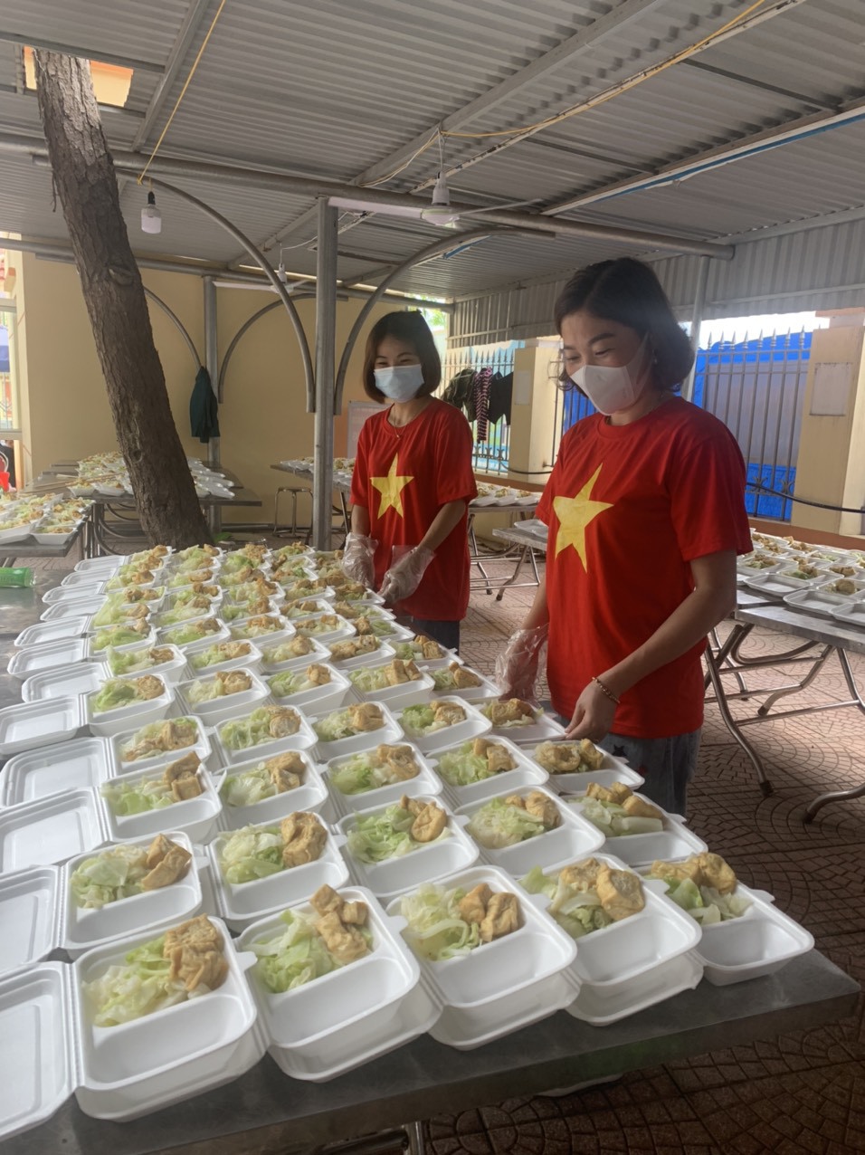 Bắc Giang: Hàng nghìn giáo viên ngày tham gia chống dịch, tối lên lớp dạy trực tuyến - Ảnh 4
