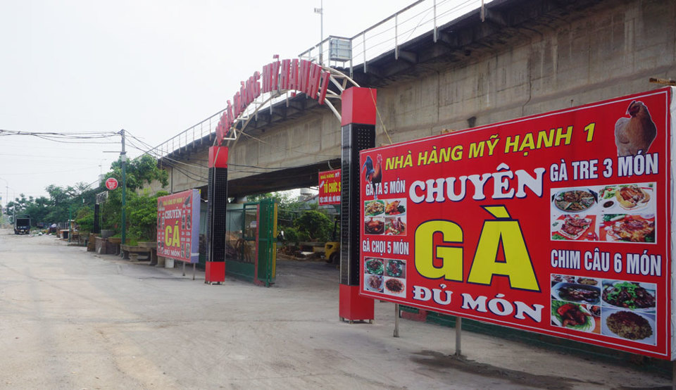Tiếp bài đua nhau “xẻ thịt” gầm cầu đường sắt: Hà Thái đang thách thức chính quyền sở tại - Ảnh 1