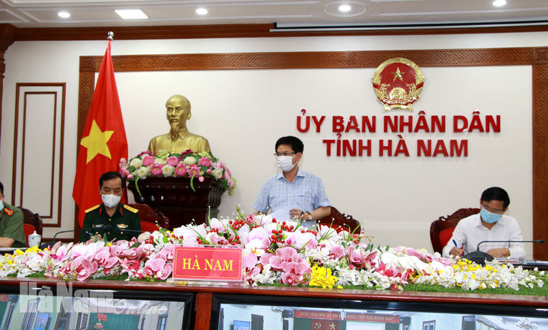 Lực lượng kiểm soát tại các chốt khá mỏng, Chủ tịch UBND tỉnh Hà Nam yêu cầu tất cả địa phương phải rà soát lại kịch bản chống dịch - Ảnh 1