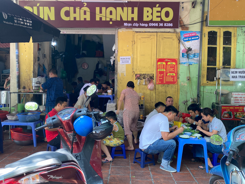 Hà Nội: Quán bia hơi "cửa đóng then cài", hàng ăn vẫn chưa đủ giãn cách - Ảnh 11