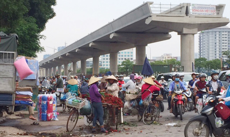 Hàng rong lấn chiếm đường Hồ Tùng Mậu - Ảnh 1