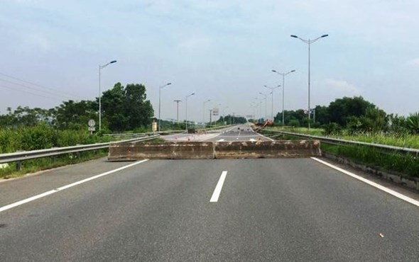 Xuất hiện hàng rào bê tông trên cao tốc Nội Bài - Lào Cai - Ảnh 1