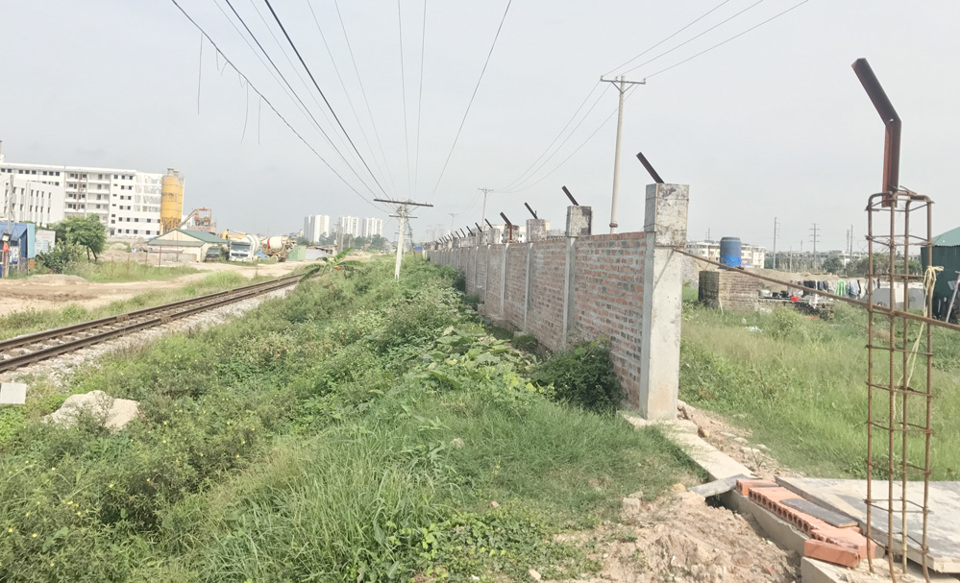 Tiếp vụ rào đất hành lang đường sắt tại phường Phú Lương (Hà Đông): Kỷ luật 3 cán bộ vì cấp phép ẩu - Ảnh 1