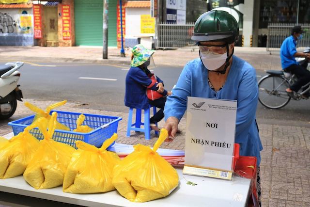 “Hạt vàng Bưu điện”: Vietnam Post phát gạo miễn phí cho người dân khó khăn bởi Covid -19 - Ảnh 2