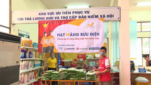 “Hạt vàng Bưu điện”: Vietnam Post phát gạo miễn phí cho người dân khó khăn bởi Covid -19 - Ảnh 1