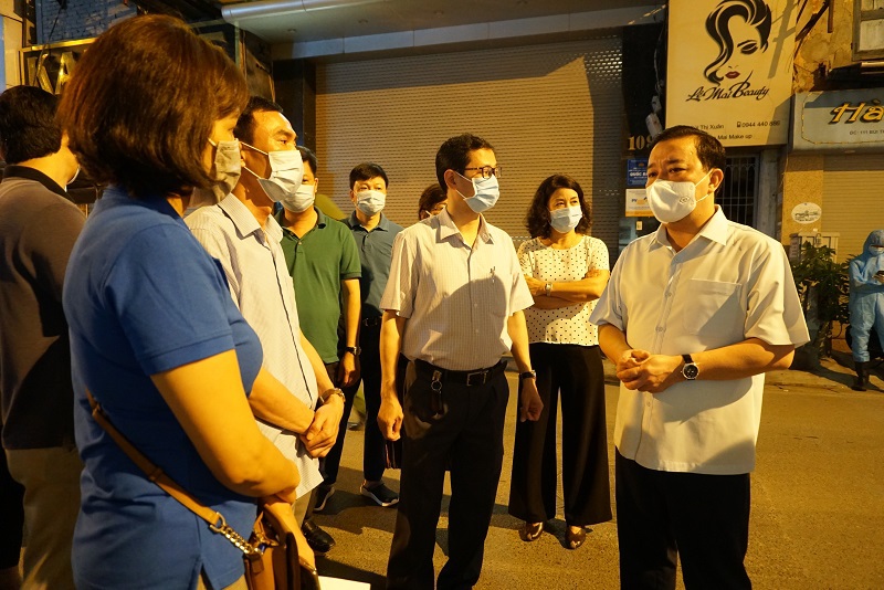 Phó Chủ tịch UBND TP Chử Xuân Dũng kiểm tra tại ngõ 94 phố Bùi Thị Xuân, quận Hai Bà Trưng, nơi có ca nhiễm Covid-19 thuê trọ - Ảnh 1