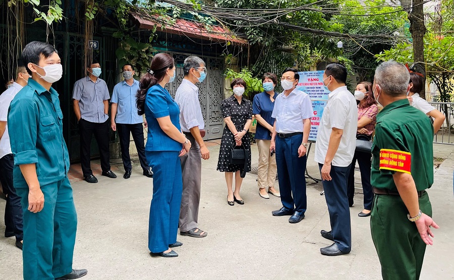 Lãnh đạo quận Hai Bà Trưng kịp thời thăm hỏi, tặng quà cán bộ, người dân khu vực cách ly tại phường Đồng Tâm - Ảnh 1