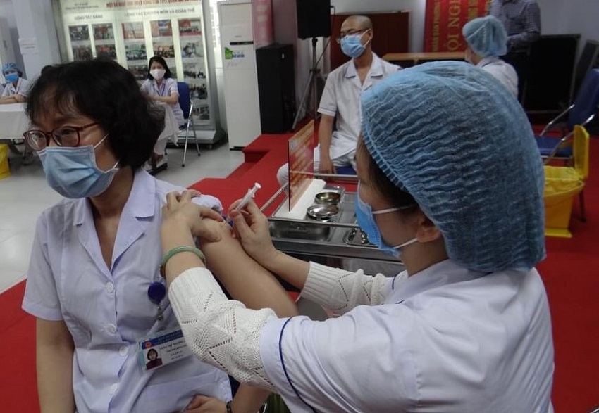 Quận Hai Bà Trưng: Thiết lập các điểm tiêm chủng lưu động để tiêm vaccine phòng Covid-19 với số lượng lớn - Ảnh 1