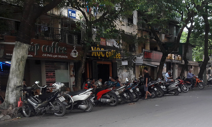Tràn lan vi phạm trật tự đô thị trên phố Nguyễn Hiền - Ảnh 2