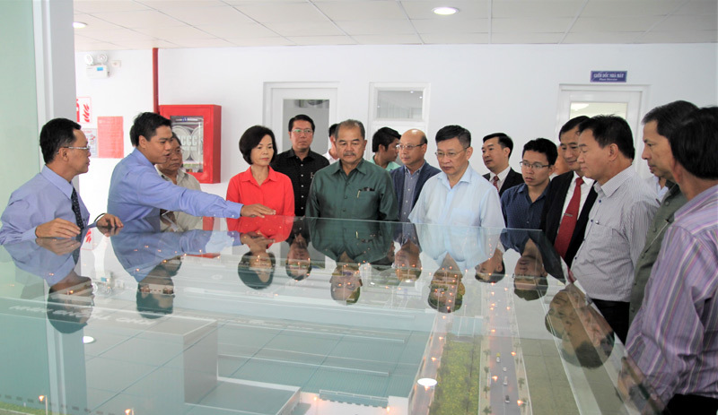 Đoàn đại biểu cấp cao Lào thăm và làm việc tại Nhà máy sữa của Vinamilk - Ảnh 2