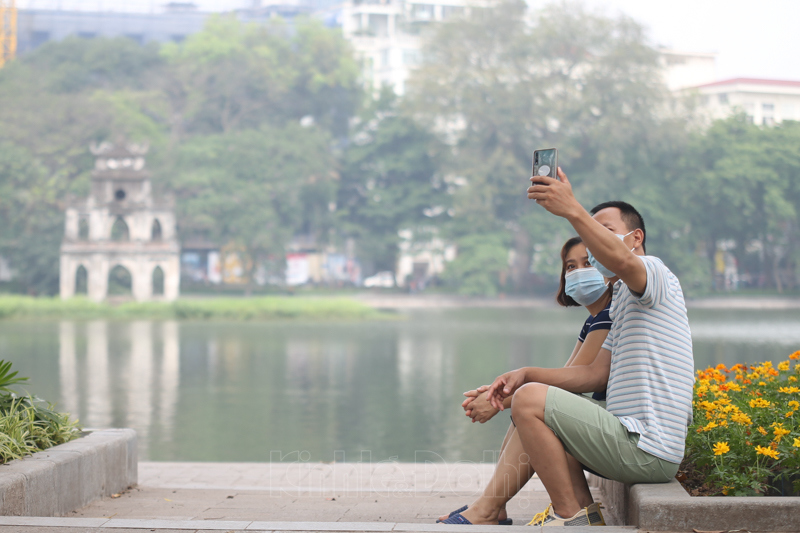 [Ảnh] Hà Nội ngày đầu tiên nghỉ lễ, các điểm vui chơi vắng vẻ, yên bình; khẩu trang thành vật bất ly thân của người dân - Ảnh 9