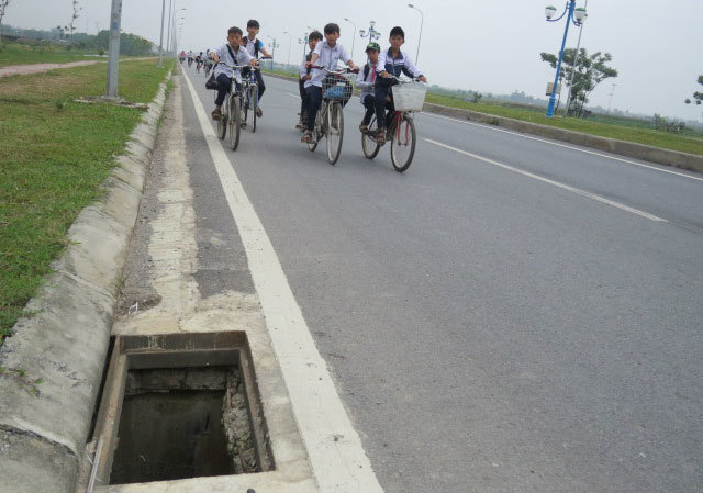 Hàng trăm hố ga tại huyện Mê Linh không có nắp: Nguy hiểm cho người tham gia giao thông - Ảnh 1