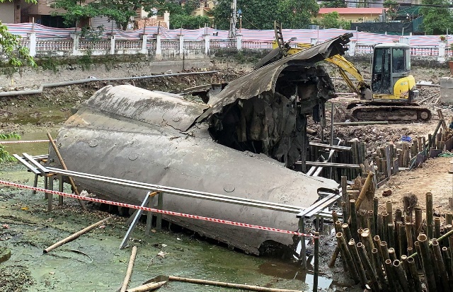 Cận cảnh xác máy bay B52 trong hồ Hữu Tiệp, quận Ba Đình - Ảnh 5