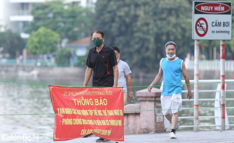 [Ảnh] Hà Nội: Người dân phớt lờ lệnh cấm thể dục ngoài trời, bị xử phạt hành chính tại hồ Tây - Ảnh 4