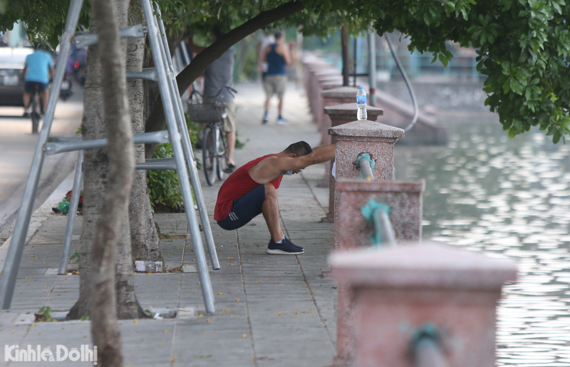 [Ảnh] Hà Nội: Người dân phớt lờ lệnh cấm thể dục ngoài trời, bị xử phạt hành chính tại hồ Tây - Ảnh 5