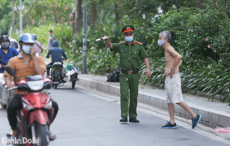 [Ảnh] Hà Nội: Người dân phớt lờ lệnh cấm thể dục ngoài trời, bị xử phạt hành chính tại hồ Tây - Ảnh 9