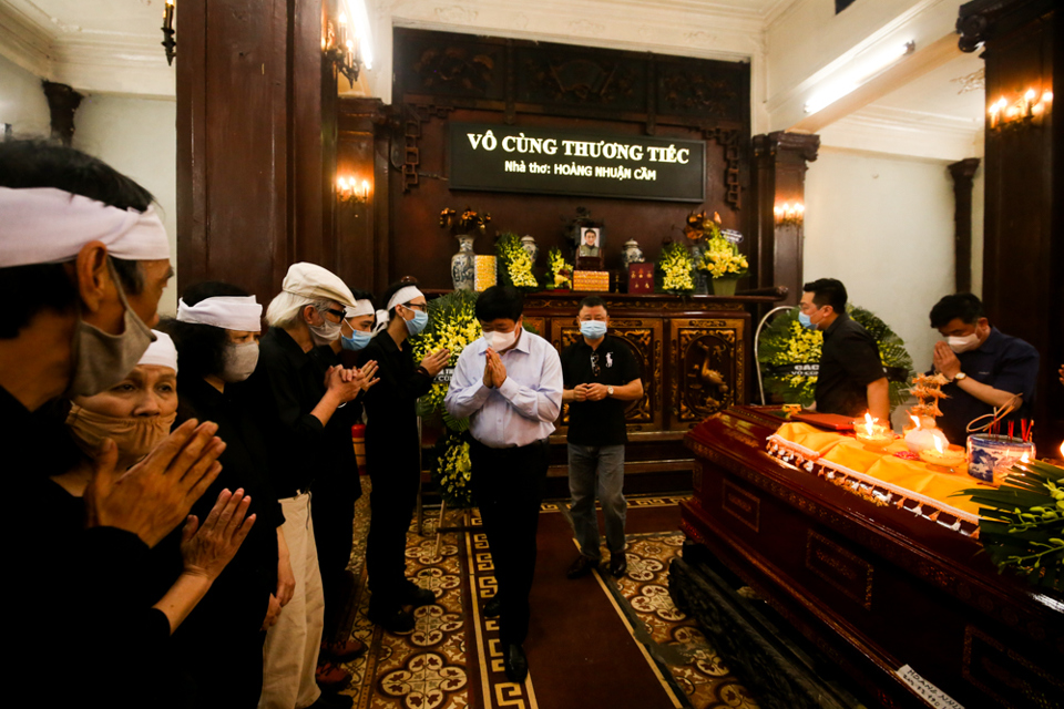 Những chia sẻ xúc động của Bộ trưởng Bộ GD&ĐT trong lễ tang nhà thơ Hoàng Nhuận Cầm - Ảnh 16