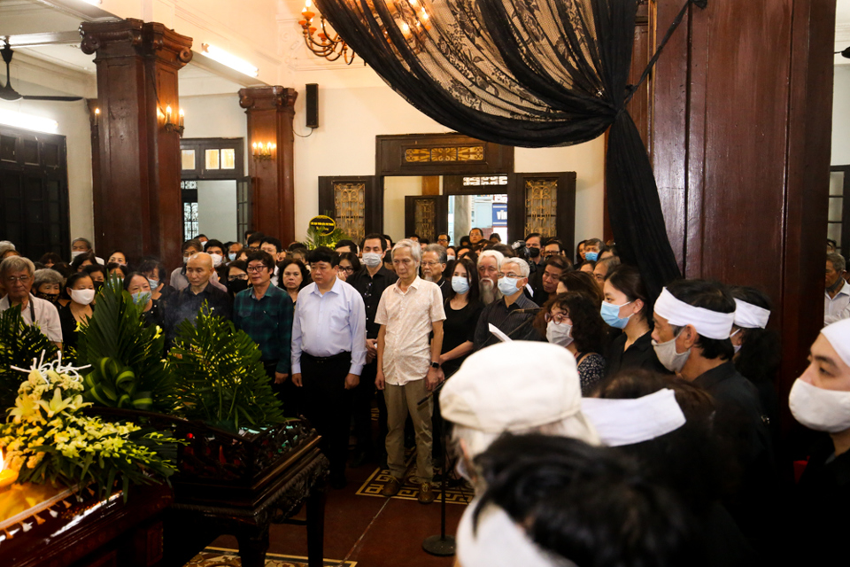 Những chia sẻ xúc động của Bộ trưởng Bộ GD&ĐT trong lễ tang nhà thơ Hoàng Nhuận Cầm - Ảnh 18