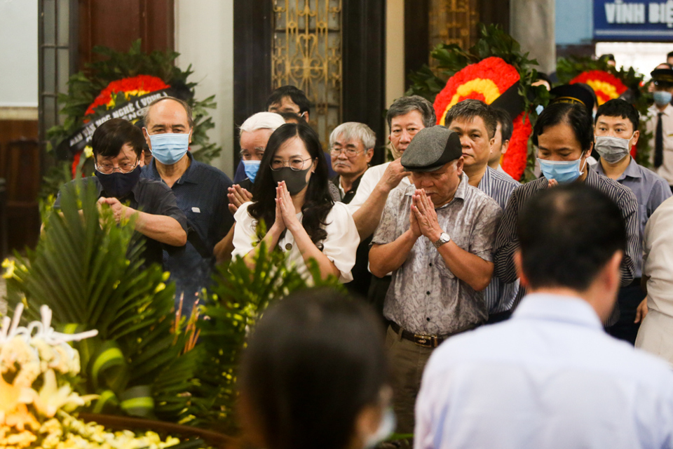 Những chia sẻ xúc động của Bộ trưởng Bộ GD&ĐT trong lễ tang nhà thơ Hoàng Nhuận Cầm - Ảnh 7