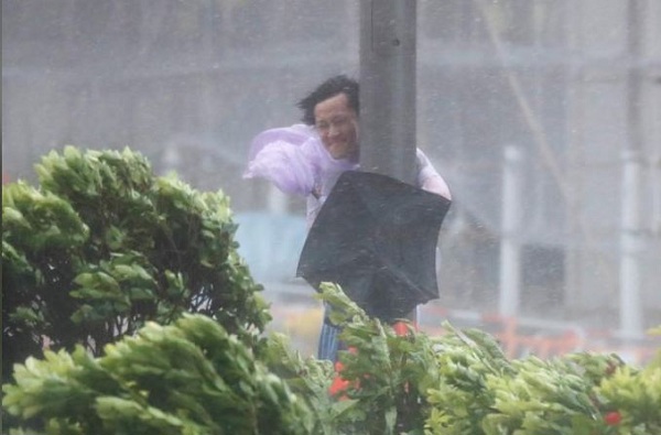 Sóng cao quá đầu người khi bão Hato đổ bộ vào Hong Kong - Ảnh 1