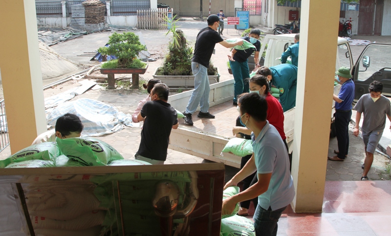 Hơn 600 suất quà hỗ trợ người dân phường Mai Dịch vượt qua dịch Covid-19 - Ảnh 1