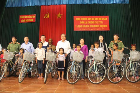 Phó Thủ tướng Trương Hòa Bình tặng quà học sinh nghèo tại Vĩnh Phúc - Ảnh 1