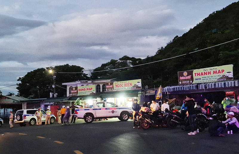 Thừa Thiên Huế: Xuyên đêm hỗ trợ người đi xe máy từ TP Hồ Chí Minh về quê - Ảnh 1