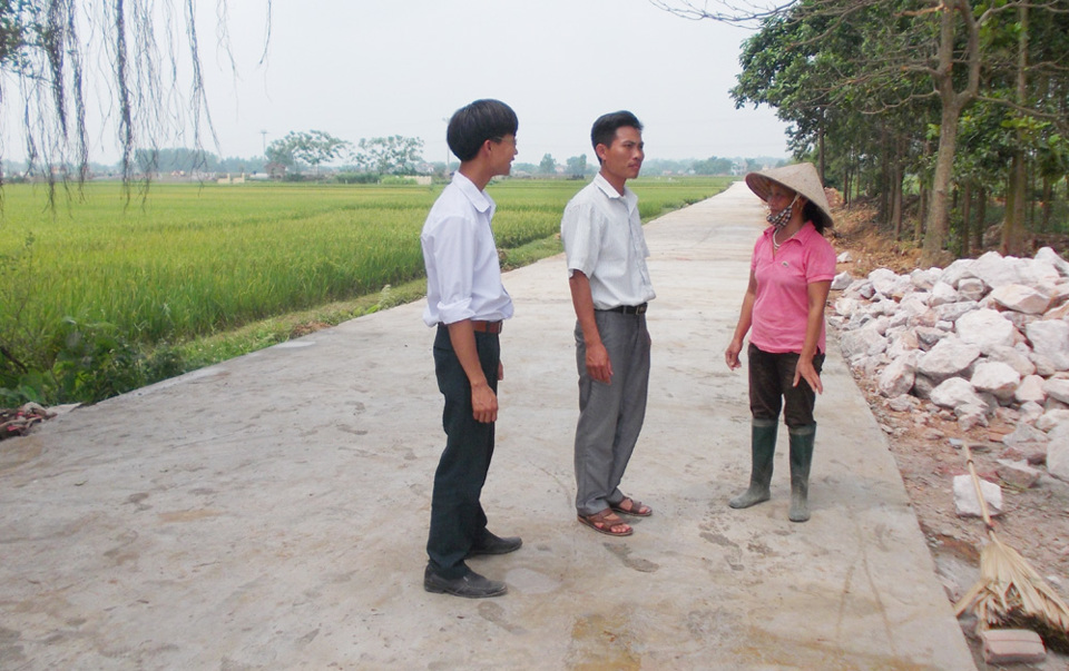 Xây dựng đường làng, ngõ xóm tại huyện Ba Vì: Hiệu quả từ huy động sức dân - Ảnh 1