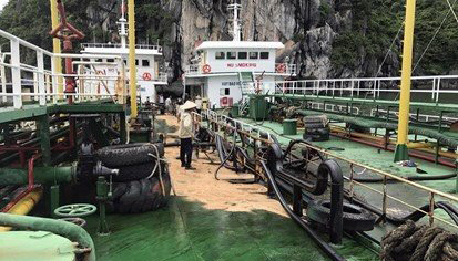 Quảng Ninh: Bục đường ống, 200 lít dầu tràn ra biển - Ảnh 1