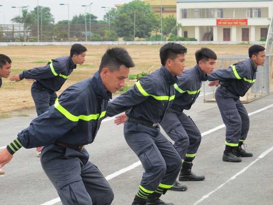 Tận mắt chứng kiến kỹ năng cứu người của lính cứu hỏa - Ảnh 1