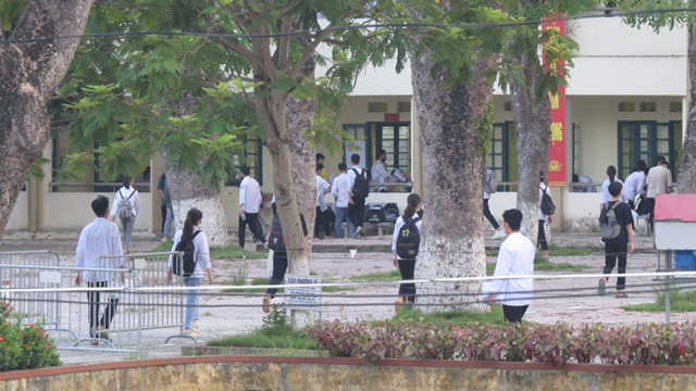 2.169 thí sinh tại huyện Ứng Hòa yên tâm bước vào phòng làm bài thi môn ngữ văn tại kỳ thi tốt nghiệp THPT - Ảnh 3