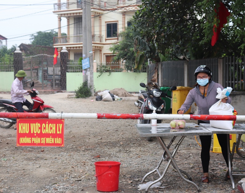 Hà Nội: Lấy mẫu xét nghiệm cho 2.300 người dân khu cách ly ở huyện Đông Anh - Ảnh 2
