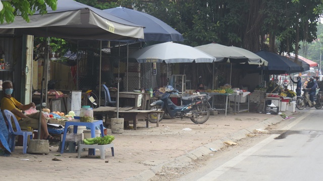 Huyện Thường Tín: Chợ cóc ngang nhiên hoạt động gần ổ dịch Covid-19 - Ảnh 1