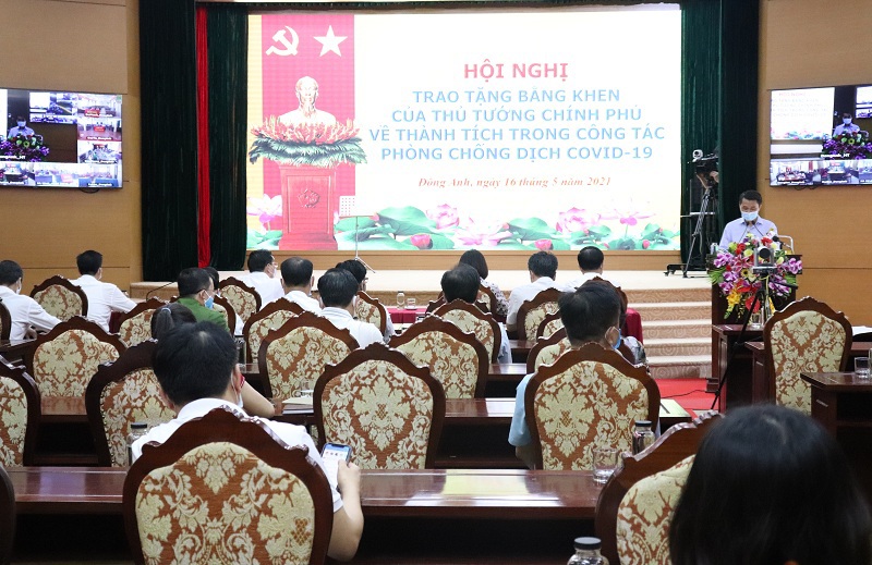 Chủ tịch UBND TP Hà Nội Chu Ngọc Anh trao Bằng khen của Thủ tướng cho các tập thể, cá nhân huyện Đông Anh có thành tích trong phòng, chống dịch Covid-19 - Ảnh 1