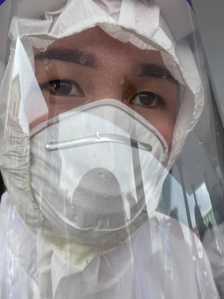 Bắc Giang: Nhân viên y tế căng mình làm việc trong nắng lửa - Ảnh 2