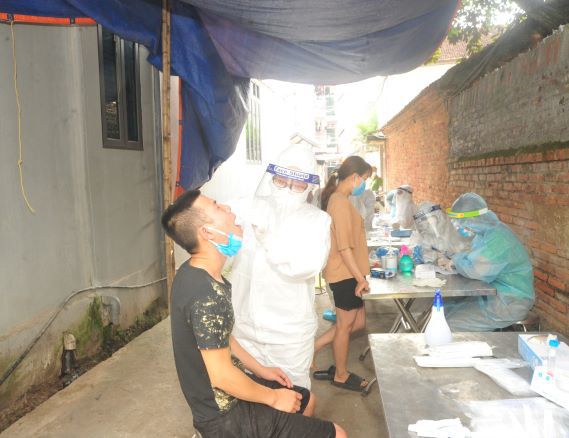 Bắc Giang: Nhân viên y tế căng mình làm việc trong nắng lửa - Ảnh 1