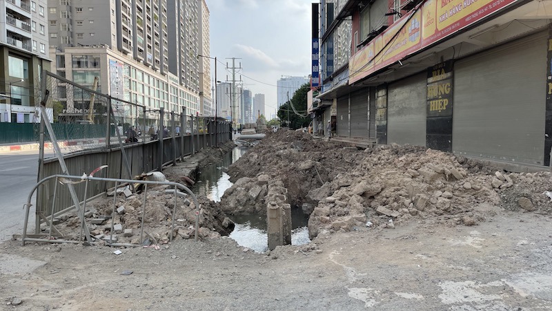 Tại công trình hầm chui Lê Văn Lương: Bùn đất tràn đường, “bẫy” người tham gia giao thông - Ảnh 18