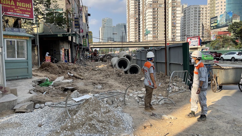 Tại công trình hầm chui Lê Văn Lương: Bùn đất tràn đường, “bẫy” người tham gia giao thông - Ảnh 16