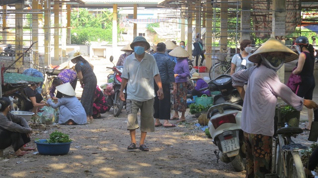 Huyện Ứng Hòa: Tại xã Viên An chợ cóc ngang nhiên hoạt động khi dịch Covid-19 đang nóng - Ảnh 3