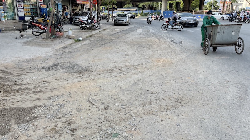 Tại công trình hầm chui Lê Văn Lương: Bùn đất tràn đường, “bẫy” người tham gia giao thông - Ảnh 14