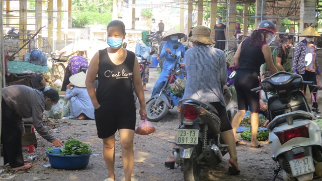 Huyện Ứng Hòa: Tại xã Viên An chợ cóc ngang nhiên hoạt động khi dịch Covid-19 đang nóng - Ảnh 5