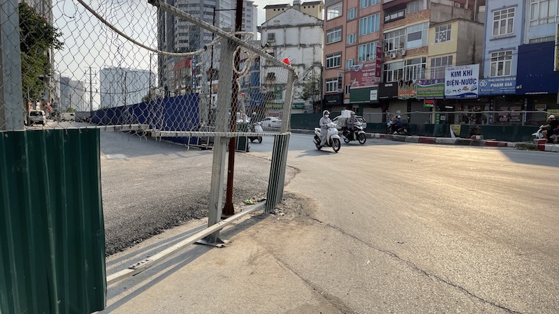 Tại công trình hầm chui Lê Văn Lương: Bùn đất tràn đường, “bẫy” người tham gia giao thông - Ảnh 10