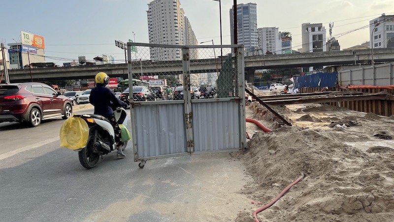 Tại công trình hầm chui Lê Văn Lương: Bùn đất tràn đường, “bẫy” người tham gia giao thông - Ảnh 11