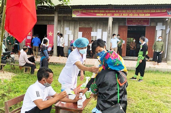 Nghệ An: Gần 43.000 cử tri các huyện miền núi nô nức đi bầu cử sớm - Ảnh 4
