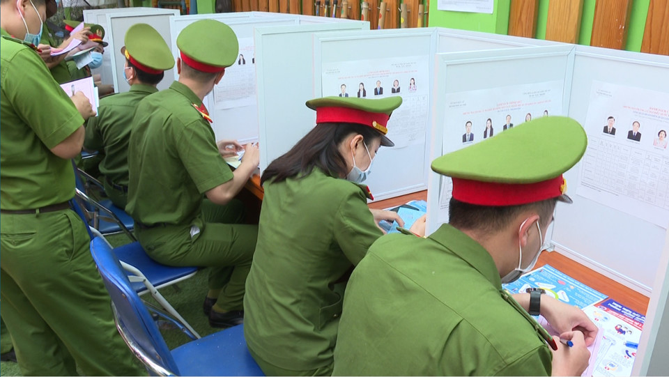 Chùm ảnh: Hình ảnh về lực lượng Công an Hà Nội bỏ phiếu trong ngày hội lớn - Ảnh 6