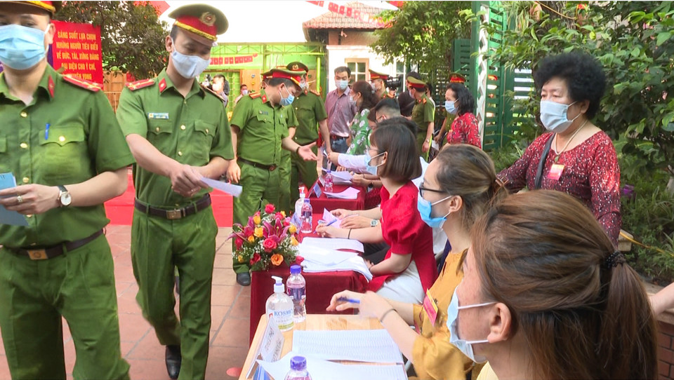 Chùm ảnh: Hình ảnh về lực lượng Công an Hà Nội bỏ phiếu trong ngày hội lớn - Ảnh 1